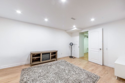 Family Room - 6025 Rue Parent, Brossard, QC 