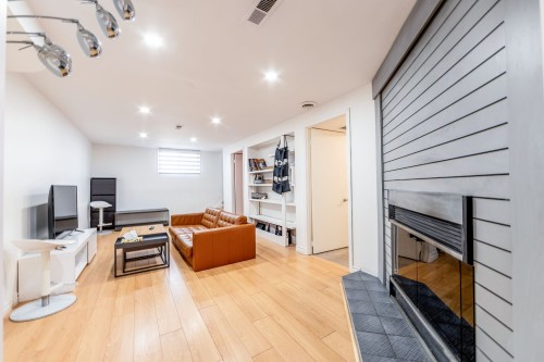 Family Room - 6025 Rue Parent, Brossard, QC 