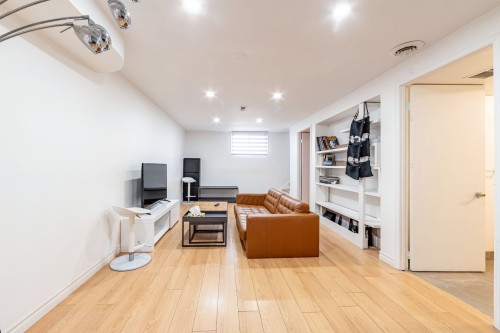 Family Room - 6025 Rue Parent, Brossard, QC 