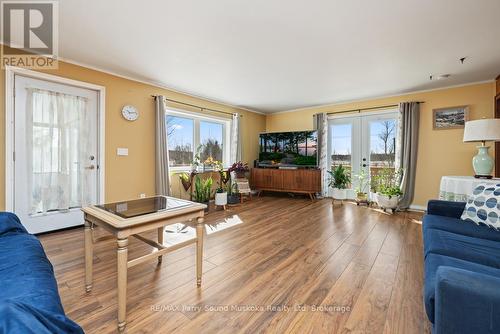 Living room w walkouts, Lake views - 39 Hardies Road, Mckellar, ON 