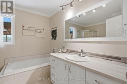Spacious & totally remodelled main bathroom... - 