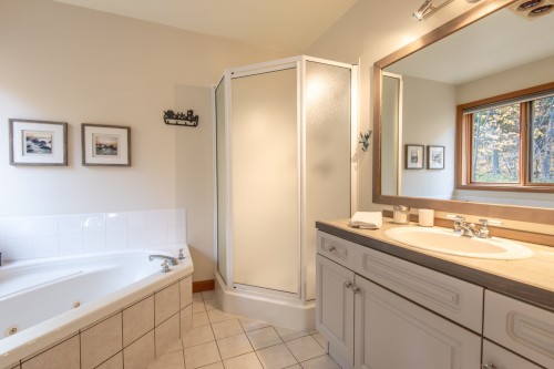 Master Bathroom - 305-170 Ch. De La Forêt, Mont-Tremblant, QC 