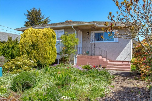3433 Bethune Ave, Saanich, BC 