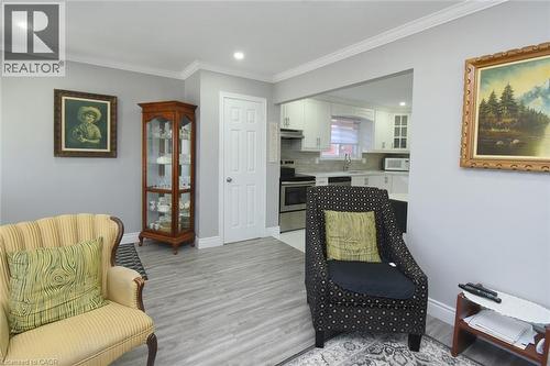 Living area featuring light wood-finish flooring and crown molding - 185 Rosslyn Avenue N, Hamilton, ON 