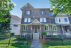 256 CRESTHAVEN DRIVE  Ottawa, ON K2G 6W4