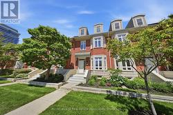 32 ST LAWRENCE DRIVE  Mississauga, ON L5G 4V1