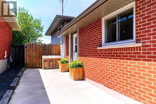 Side entry to yard. - 74 Greeningdon Drive, Hamilton, ON 