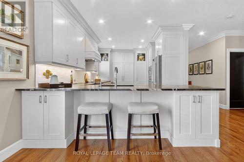 Large island/breakfast bar nook - 14 Samara Place, Ottawa, ON 