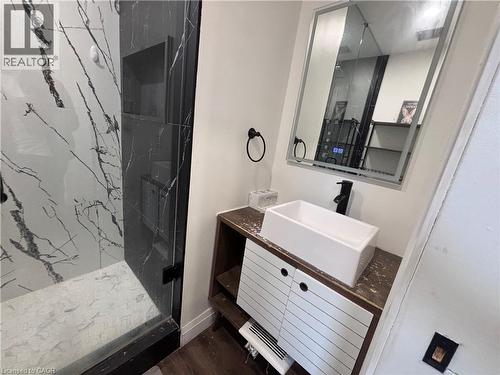 122 Queensdale Avenue E, Hamilton, ON - Indoor Photo Showing Bathroom