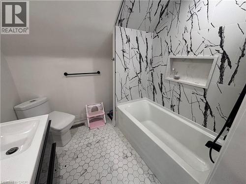 122 Queensdale Avenue E, Hamilton, ON - Indoor Photo Showing Bathroom