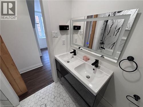 122 Queensdale Avenue E, Hamilton, ON - Indoor Photo Showing Bathroom