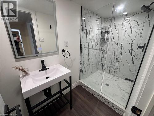 122 Queensdale Avenue E, Hamilton, ON - Indoor Photo Showing Bathroom