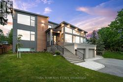 202 KEMPENFELT DRIVE Barrie, ON L4M 1C3