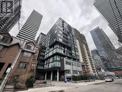 1704 - 17 DUNDONALD STREET Toronto, ON M4Y 1K3