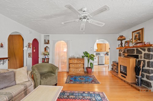 Salon - 32 Av. Pagé, Saint-Sauveur, QC 