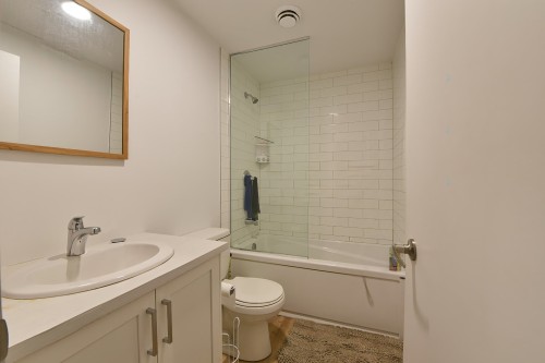Salle de bains - 103-9509 Av. De Lorimier, Montréal (Villeray/Saint-Michel/Parc-Extension), QC 