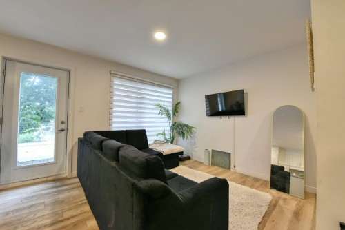 Salon - 103-9509 Av. De Lorimier, Montréal (Villeray/Saint-Michel/Parc-Extension), QC 