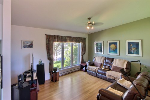 Salon - 102 Rue Marchildon, Amos, QC 