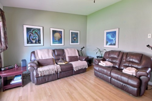 Salon - 102 Rue Marchildon, Amos, QC 