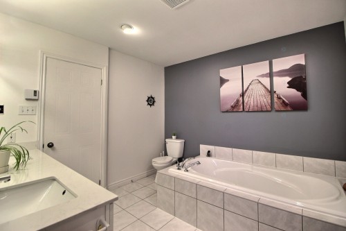 Salle de bains - 102 Rue Marchildon, Amos, QC 