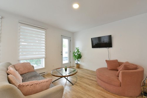 Living Room - 102-9509 Av. De Lorimier, Montréal (Villeray/Saint-Michel/Parc-Extension), QC 