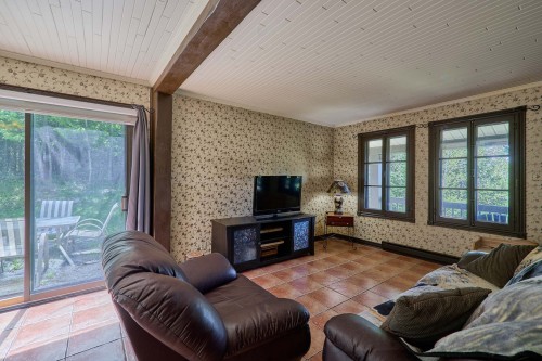Salon - 331 Ch. Du Lac-Lanthier E., Rivière-Rouge, QC 