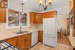 Double sinks, dishwasher - 