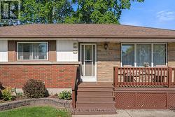 Front porch perfect for chats with the neighbours - 