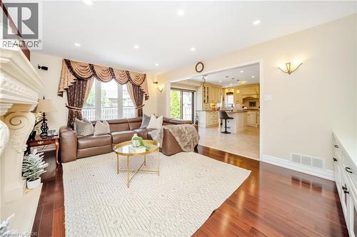 19 Sonata Avenue, Hamilton, ON - Indoor Photo Showing Living Room