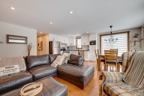 Salon - 219 Ch. Des Habitations-Des-Monts, Saint-Sauveur, QC 
