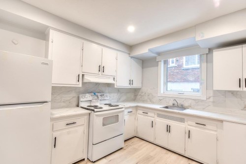Kitchen - 5892A Rue Dolbeau, Montréal (Côte-Des-Neiges/Notre-Dame-De-Grâce), QC - Indoor Photo Showing Kitchen