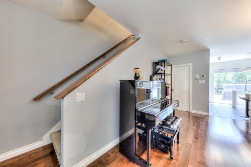 Salon - 413 Av. Mousseau-Vermette, Dorval, QC 