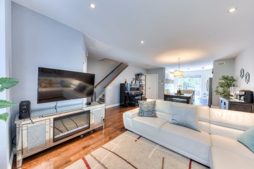 Salon - 413 Av. Mousseau-Vermette, Dorval, QC 