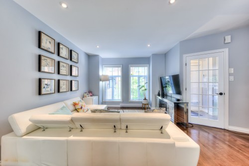 Salon - 413 Av. Mousseau-Vermette, Dorval, QC 