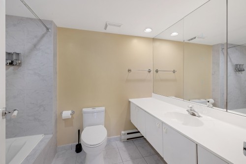 Master Bathroom - 303-600 Rue De La Montagne, Montréal (Ville-Marie), QC 