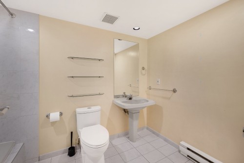 Bathroom - 303-600 Rue De La Montagne, Montréal (Ville-Marie), QC 
