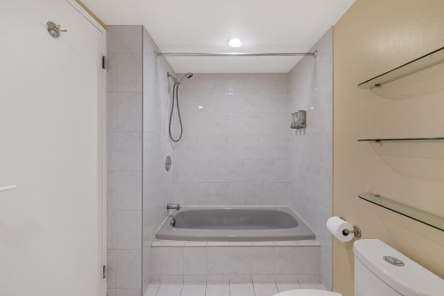 Bathroom - 303-600 Rue De La Montagne, Montréal (Ville-Marie), QC 
