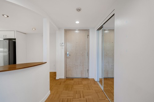 Mud Room - 303-600 Rue De La Montagne, Montréal (Ville-Marie), QC 