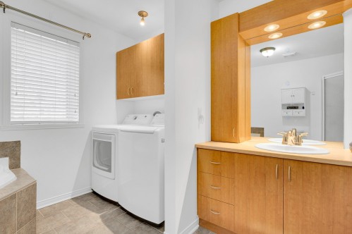 Salle de bains - 102-855 Rue Sigouin, Sainte-Adèle, QC - Indoor Photo Showing Laundry Room