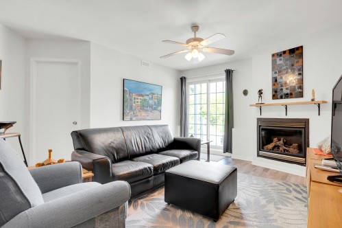Salon - 102-855 Rue Sigouin, Sainte-Adèle, QC - Indoor Photo Showing Living Room With Fireplace