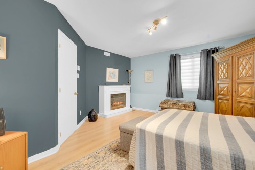 Chambre à coucher principale - 102-855 Rue Sigouin, Sainte-Adèle, QC - Indoor Photo Showing Bedroom With Fireplace