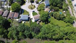 Backs onto ravine - 