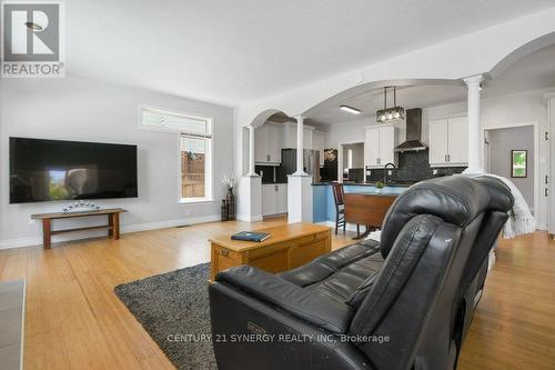 37 Windfield Crescent, Ottawa, ON - Indoor Photo Showing Living Room