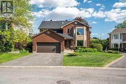 30 HUNTINGS END AVENUE  Ottawa, ON K2M 1R3
