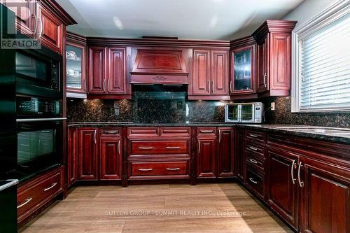 Granite counter and back-splash - 3739 St. Laurent Court, Mississauga, ON 