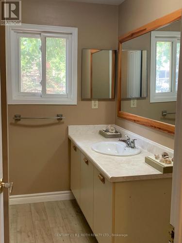 2nd floor 4 piece bathroom - Upper - 29 Irwin Drive, Barrie, ON 