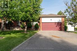 5 PARAMOUNT COURT Toronto, ON M6M 2L3