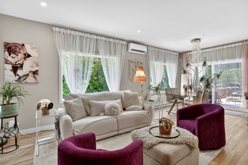Salon - 11570  - 11572 Rue Aumont, Mirabel, QC 
