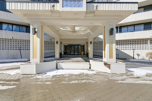Entry - 813-2555 Av. Du Havre-Des-Îles, Laval (Chomedey), QC 