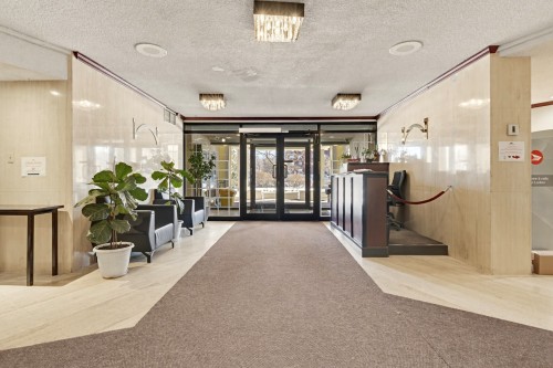 Mud Room - 813-2555 Av. Du Havre-Des-Îles, Laval (Chomedey), QC 